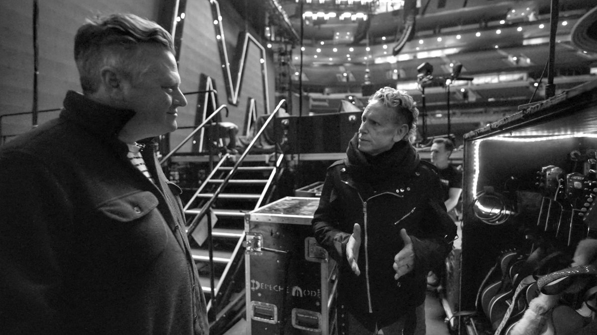 PhotoBarlow's tweet photo. Sound check with Martin Gore of Depeche Mode for a Sunday Morning Shoot. #music #livemusic #enjoythesilence #guitarist #musician https://t.co/TPE1whdjPl