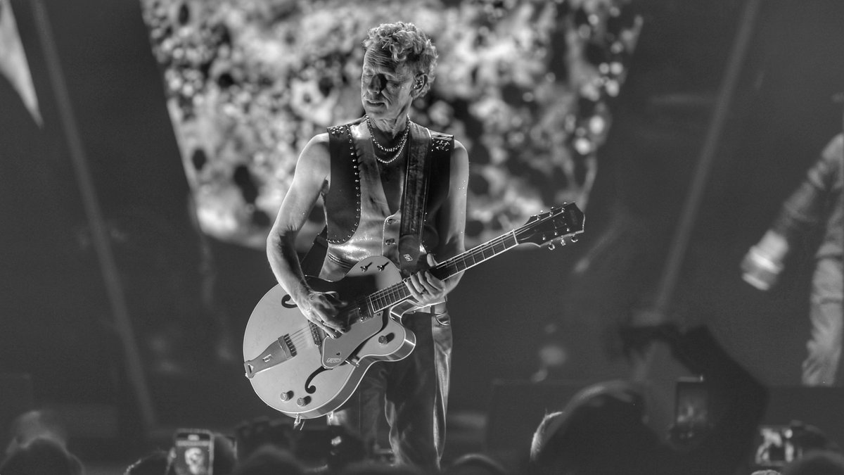 PhotoBarlow's tweet photo. Sound check with Martin Gore of Depeche Mode for a Sunday Morning Shoot. #music #livemusic #enjoythesilence #guitarist #musician https://t.co/TPE1whdjPl