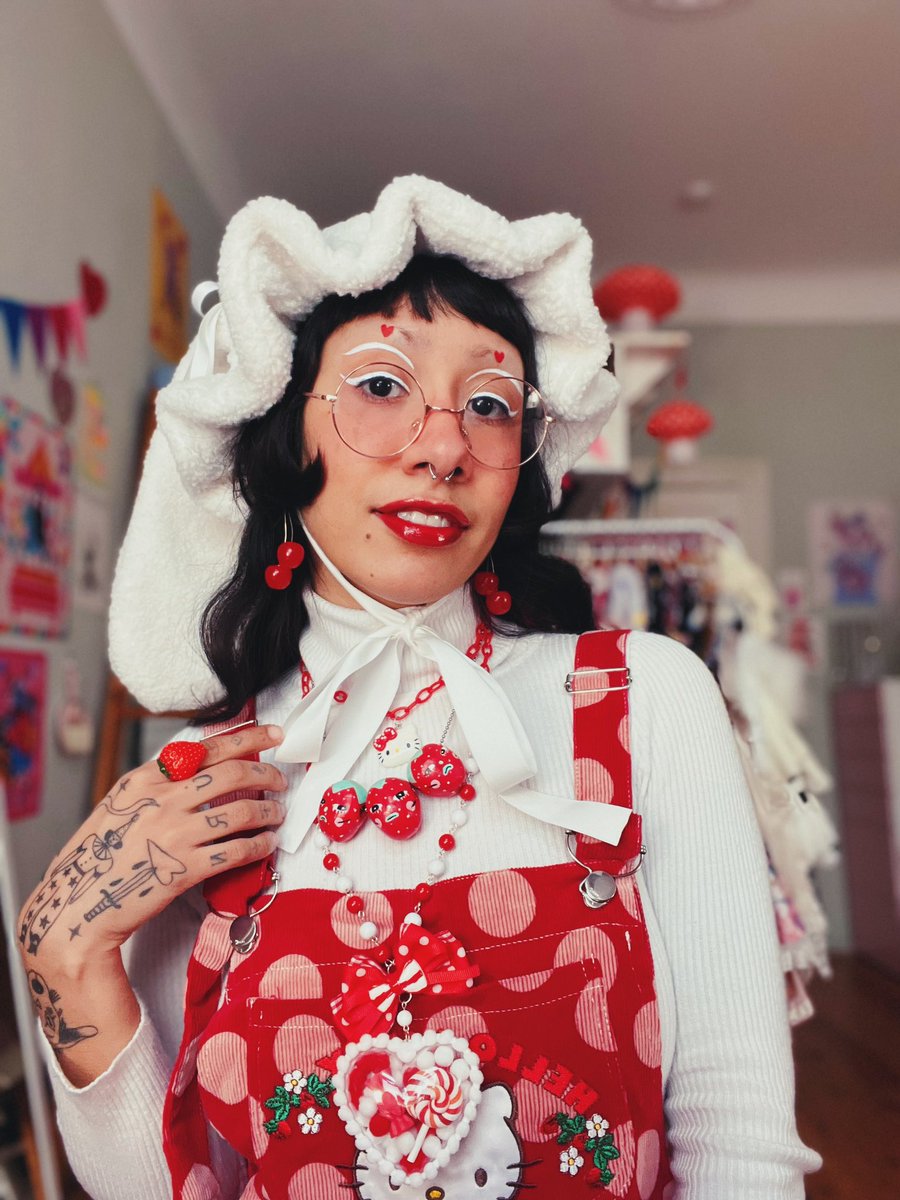 Hello Kitty, strawberries and cherries😌♥️