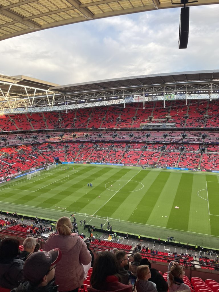 #wembleystadium with the kids and their cousin for #ENGvBRA #finalissima they are beyond excited 😆⚽️⚽️⚽️⚽️⚽️⚽️⚽️