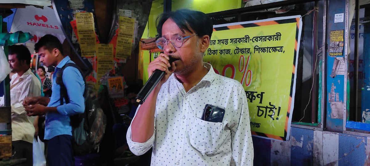 BengaliKausik's tweet photo. দক্ষিণ চব্বিশ পরগনার গড়িয়া শীতলা মন্দির মোড়ে, গড়িয়া বাজার মোড়ে বাংলা পক্ষর লিফলেট বিলি, প্রচার। আগামী ৯ ই এপ্রিল বাঘাযতীনে বাংলা পক্ষর মহামিছিল, সে প্রচারও হল। বাঙালিকে বাঙালি জাতীয়তাবাদী বানানোর প্রচেষ্টা।  জয় বাংলা https://t.co/RcQ0NtzB5D