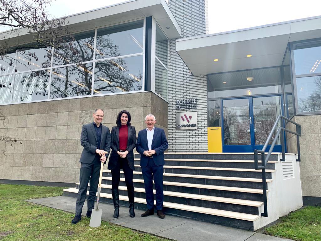 Bij <a href="/VanWonen/">VanWonen</a> een spade gebracht, belofte na een mooi moment op de Provada 2022. 💪🏼 volop aan de slag voor wonen!