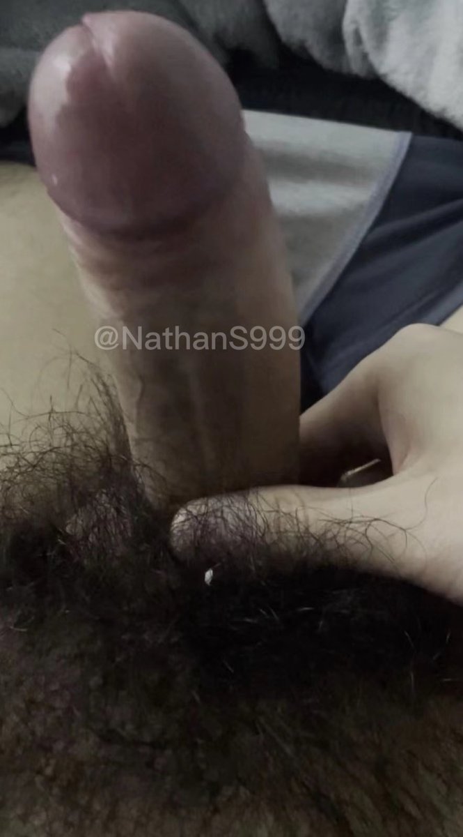 NathanS699's tweet photo. Pt.1 很乖的直男小哥给我展示他又粗又硬的大鸡巴，夸了他两句让他忍不住撸动起来，有人喜欢他没割过的包皮在饱满的大龟头上撸动的感觉吗？
想调教他脱掉鞋袜展示他的45码大脚
（转发点赞看他射精）

#直男大鸡 #打飞机 #调教直男 #网调任务 #篮球鞋 #白袜 #大脚 https://t.co/MlwM6C93Zf
