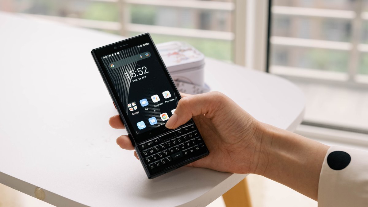 UnihertzDE's tweet photo. Verabschieden Sie sich von versehentlichen Tastendrücken mit einem PKB-Smartphone! 😎 Mit dem Unihertz Titan QWERTZ-Telefon verpassen Sie nie wieder einen Schlüssel.
Probiert es selbst aus unter👉 https://t.co/uHPW7YIW5Z
#Unihertz #TitanSlim #QWERTZ https://t.co/TpAXpcSxqU
