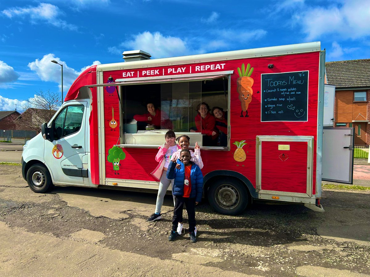 Who doesn’t love a fruit kebab in the sun after a delicious meal from 
PEEK-A-CHEW! ☀️

“When we see everyone with a red jumper we know we are part of a huge family”-parent ❤️

@GlasgowCC 
#PEEKPlay
#HoFoP