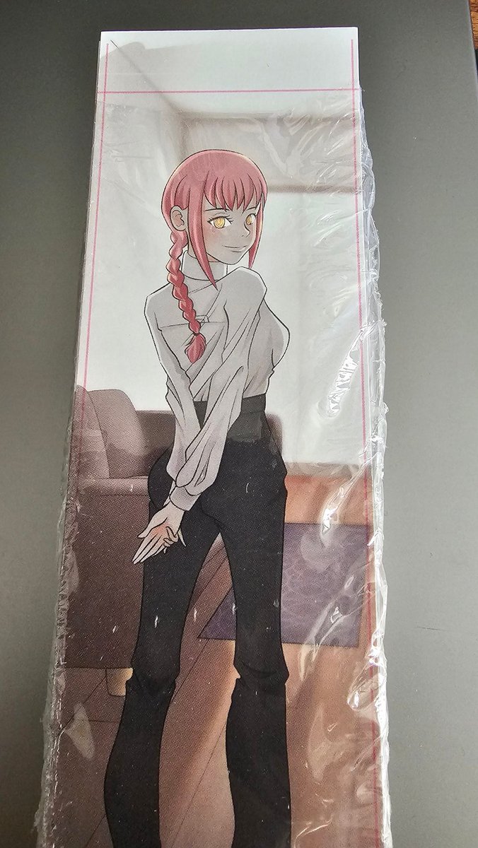J'emballe mes dernières nouveautés dans de jolis sachets et j'assemble en last minute les marque-pages Makima fraîchement imprimés ! Retrouvez-moi ce week-end au Parc Floral de Paris pour la Japan party ! 😄