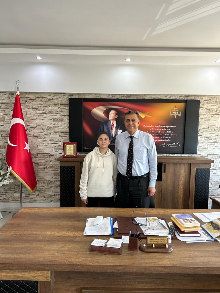 karatasmem1's tweet photo. Kurumumuz bünyesinde antrenör olarak görev yapan Halil YILMAZ'ın futbol  kursunda yetiştirdiği Eylül AKPINAR gösterdiği büyük başarıyla Kadınlar 3. Lig Futbol takımlarından Adana Gücü Spor Kulübü'ne imza atarak transfer oldu. https://t.co/xd1vfLaHbf