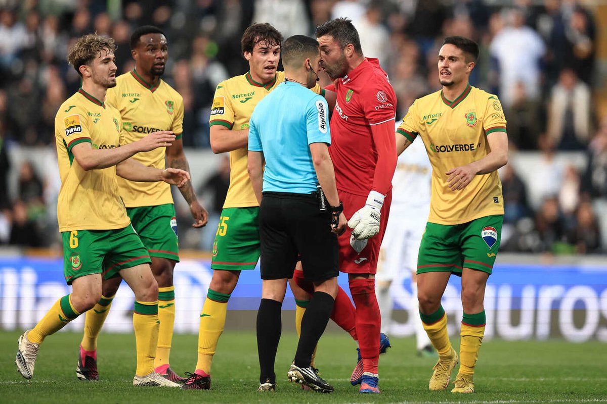 B24PT's tweet photo. Marafona foi suspenso por 3 jogos e multado em 1260€ na sequência do confronto com o árbitro após ser expulso em Guimarães.

“Vai para o c******! És um filho da p***, és um corrupto!”, disse o guarda-redes ao árbitro. https://t.co/ISCnbIvRZD