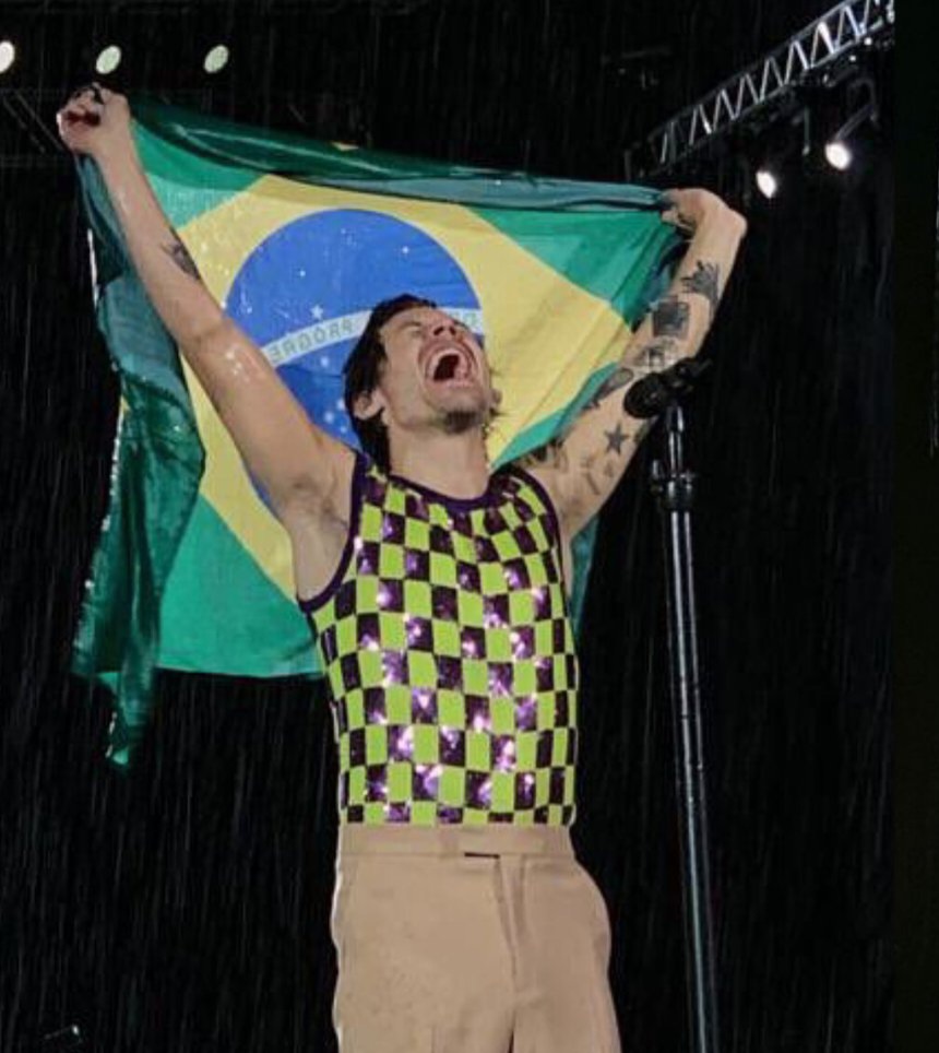loverchiefs87's tweet photo. feliz seis anos de sign of the times com harry styles cantando ela sob a chuva com a bandeira do Brasil https://t.co/TgKp26lY9s