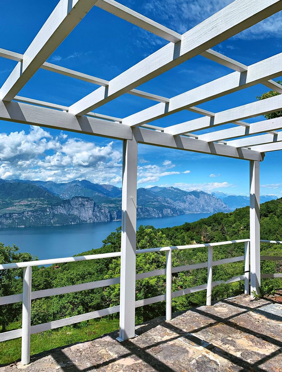 GardaOutdoors's tweet photo. Spring view 🌸💙
Apriamo il weekend di Pasqua con questa immagine di azzurro primaverile da #Brenzone
#gardaoutdoors https://t.co/n5kl6kbHJC