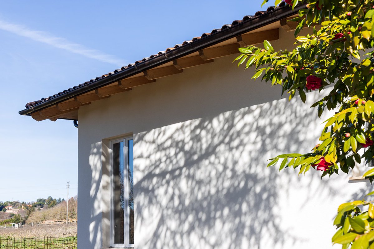 LibianchiSrl's tweet photo. 🌷La primavera è arrivata e trascorrerla in una casa in legno ammirando i fiori e godendo del tepore del sole è ancora più bello!
📐120 mq ad un piano con travi a vista per valorizzare il tetto a falde.
🏠Tecnologia costruttiva Platform Frame interamente in legno lamellare. https://t.co/CZIuvvuH9q