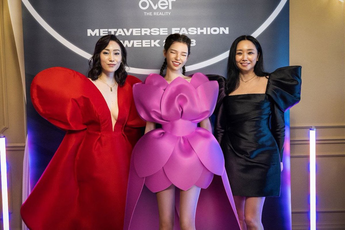 OVRtheReality's tweet image. 1. 🔥Korea's 🇰🇷1st Virtual Influencer joined us for #MVFW23 in Milan!

ROZY (m) wore @ilonasong's #phygital + #interoperable Lotus Dress🪷IRL and on the Hybrid Catwalk in Piazza del Duomo.

The dress is also on @spatial_io @exclusible @readyplayerme &amp;amp; @decentraland.
⬇️