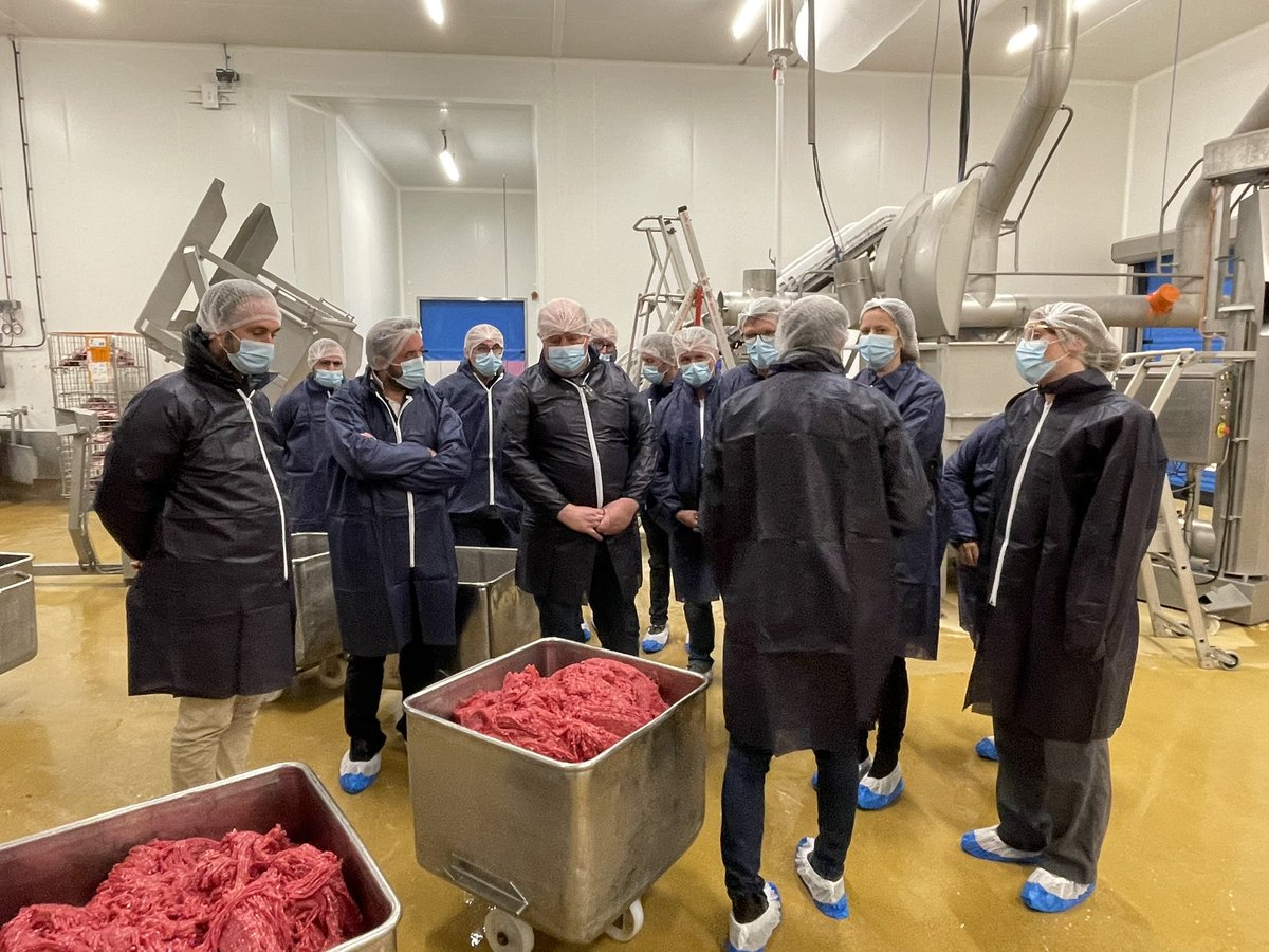 ArtusJulie's tweet image. [Eleveur&amp;amp;Engagé] Nous avons fait la visite à Bourges du site de transformation de boeuf Puigrenier avec les agriculteurs des @EleveursBovins dans le cadre de notre partenariat. 
🐂🥩🍽️🍔🧑🏽‍🍳 #charteoriginefrance