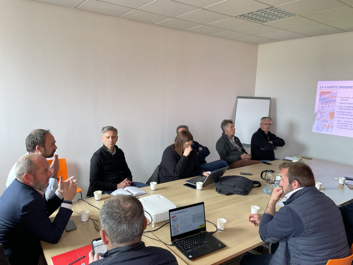 ArtusJulie's tweet image. [Eleveur&amp;amp;Engagé] Nous avons fait la visite à Bourges du site de transformation de boeuf Puigrenier avec les agriculteurs des @EleveursBovins dans le cadre de notre partenariat. 
🐂🥩🍽️🍔🧑🏽‍🍳 #charteoriginefrance