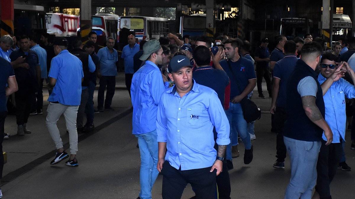 infobae's tweet photo. Se extendió por tiempo indeterminado el paro de colectivos en el Conurbano tras la detención de dos choferes por la golpiza a Berni https://t.co/XeqZJDlYv5 https://t.co/ONFKqiAFCn