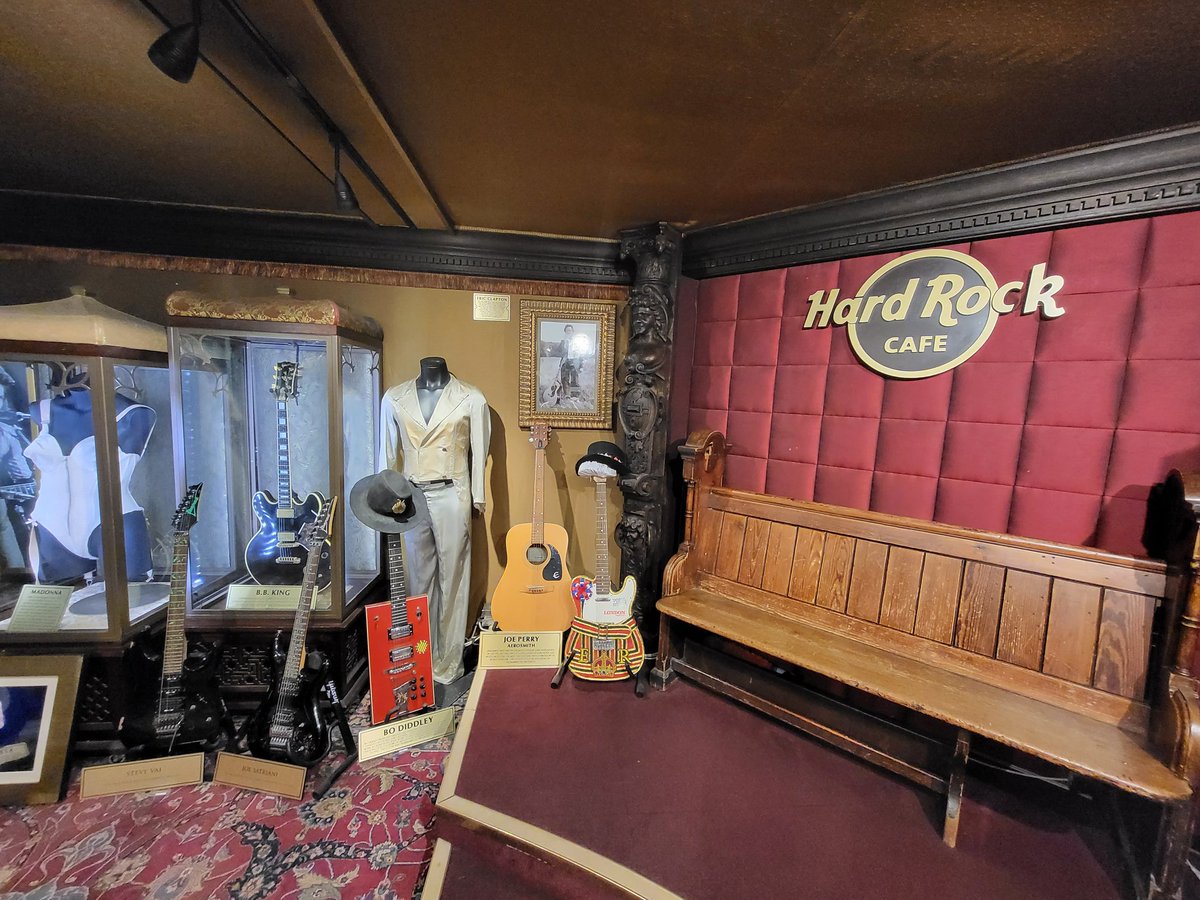AmberLCousins's tweet photo. Very busy day yesterday doing a bit of sightseeing and shopping 🛍. I visited the Natural History Museum for the Titanosaur exhibition, which was interesting. Then, I finished the day at the original Hard Rock Cafe🎸
#ITTM #sightseeing #HardRock #London #NaturalHistoryMuseum https://t.co/ZcyKgoxSOJ