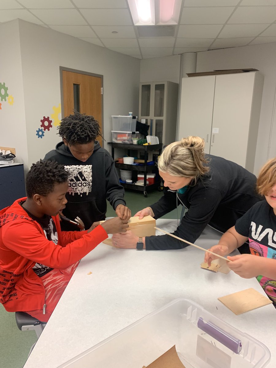 kimberlyp103's tweet photo. Today was one of my favorite days! We put hammer and nails in the hands of our 5th graders to build bat and bird houses for our campus. The banging and the sanding was music to my heart! 🎶 🦇 🐦 They did a great job! #earthday #LesVillageMindset @LeaphartElem https://t.co/Nl628m3Ws7