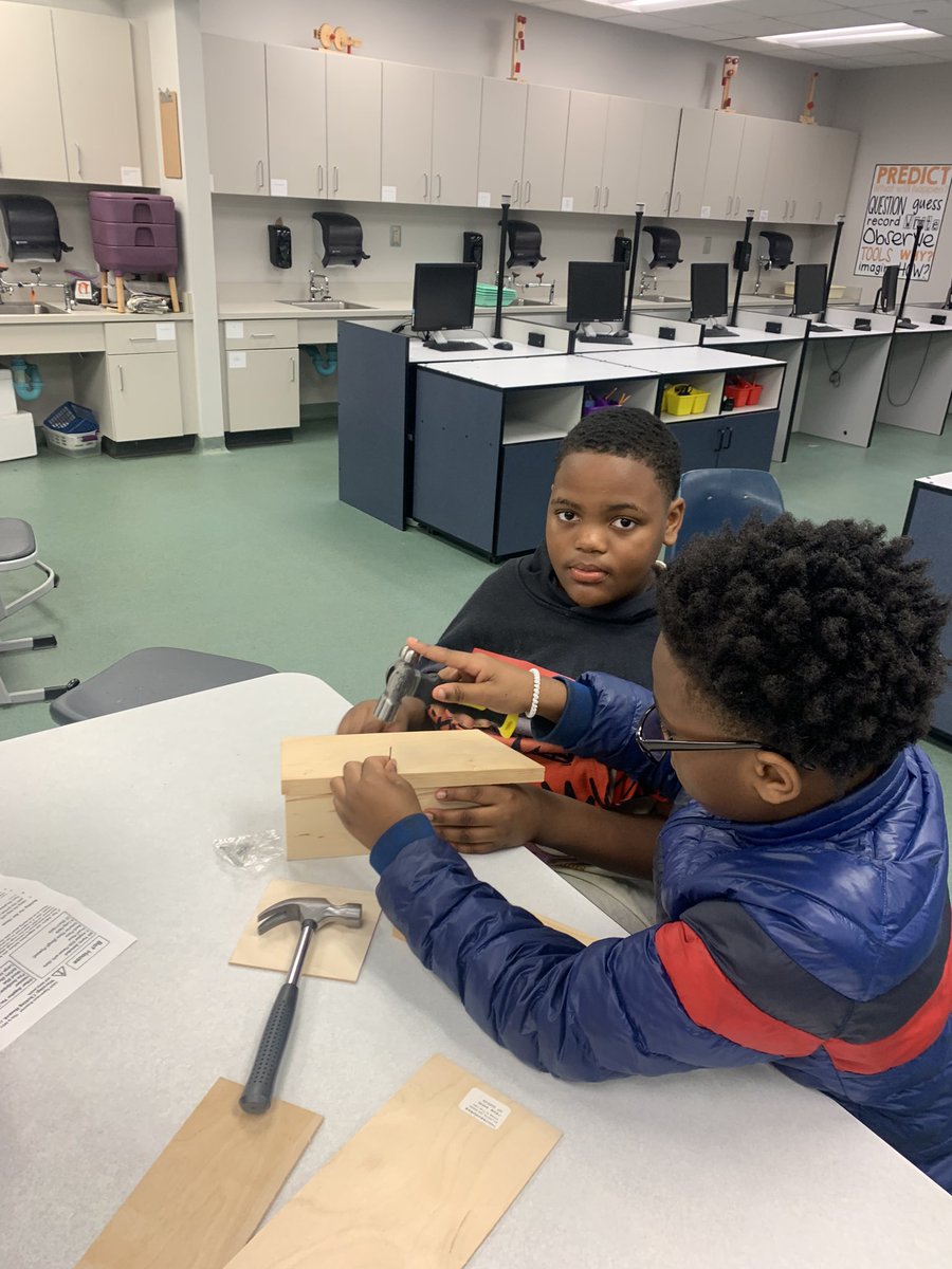 kimberlyp103's tweet photo. Today was one of my favorite days! We put hammer and nails in the hands of our 5th graders to build bat and bird houses for our campus. The banging and the sanding was music to my heart! 🎶 🦇 🐦 They did a great job! #earthday #LesVillageMindset @LeaphartElem https://t.co/Nl628m3Ws7