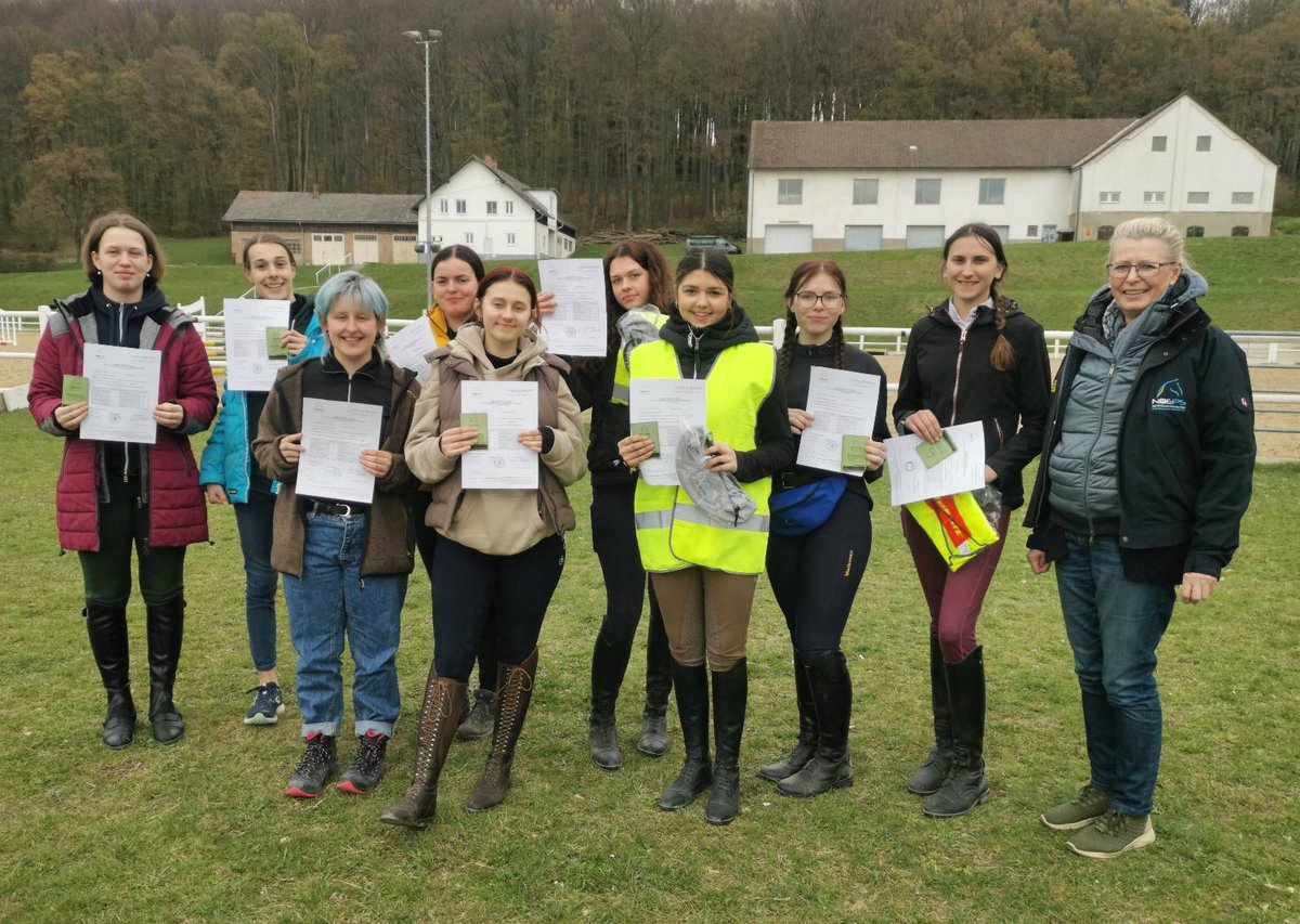 Pferdeschule's tweet photo. Weiße Fahne bei unserem Wanderreitführer Kurs. Jetzt kann der Osterhase kommen! https://t.co/0PBLa4PfXG