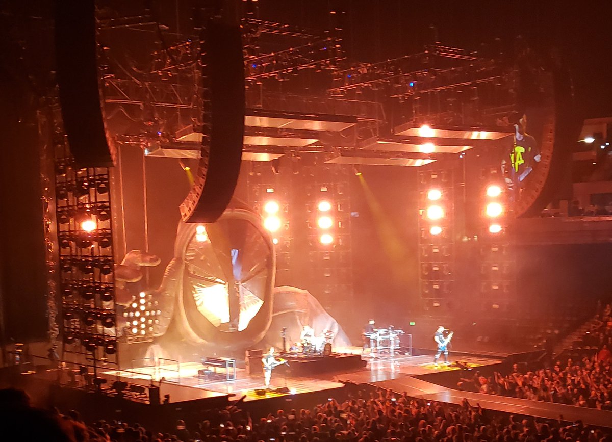 HgaHillary's tweet photo. #Muse #BallArena #Denver https://t.co/EplPMRxwVp