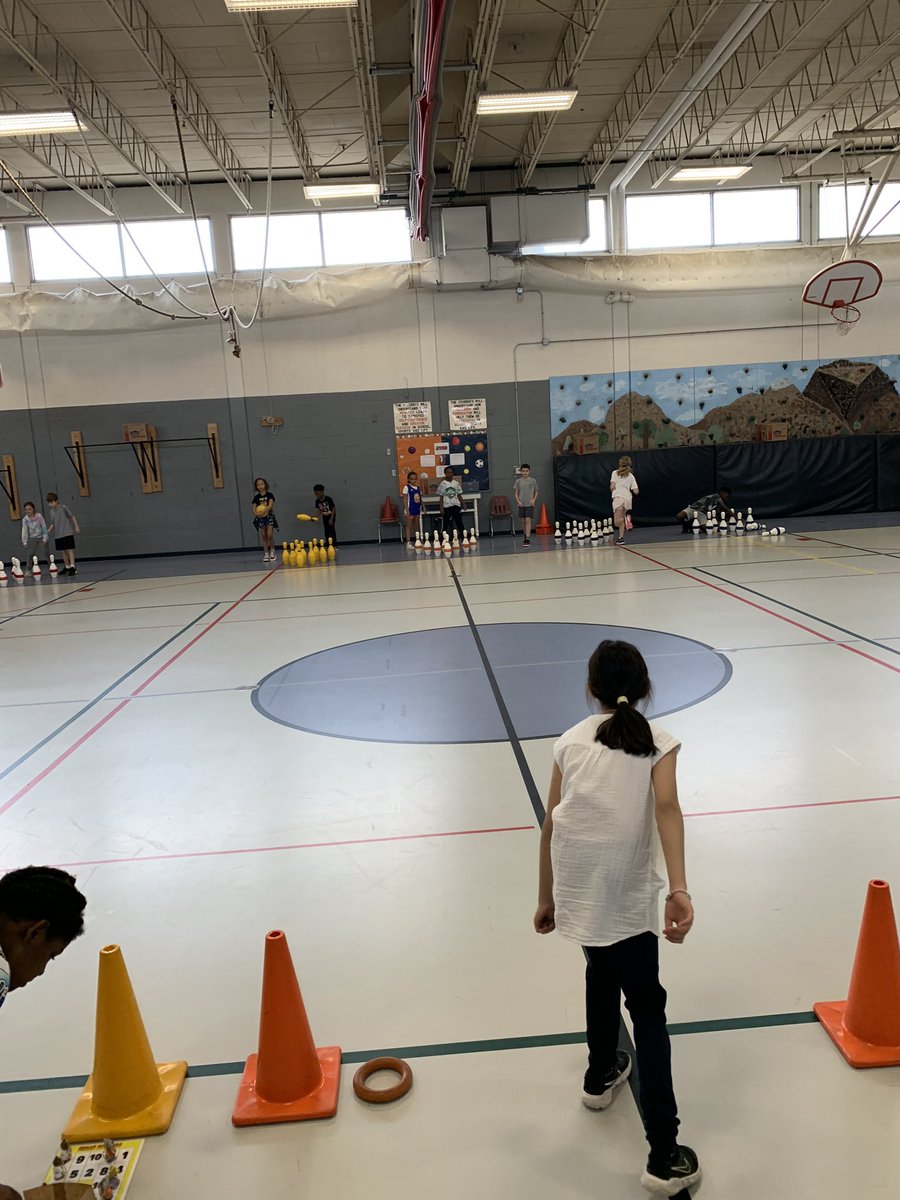 DuaneHawthorne's tweet photo. Big thank you to @pe4everykid for offering up a fantastic version of bowling. Students @GivensElem in @WebsterGrovesSD can’t seem to get enough. https://t.co/RSUEQQqk6U