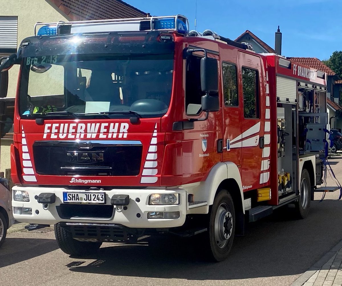 FBraunsbach's tweet photo. Fast Zeitgleich zum ersten #Einsatz ereilte uns ein zweiter Einsatz. Hier lag ein Verkehrsunfall an. Dieser wurde dann durch die anderen Einsatzkräfte abgewickelt. Im Einsatz waren #HLF und #LF8 und #MZF vor Ort. https://t.co/a5hQbyJrJF