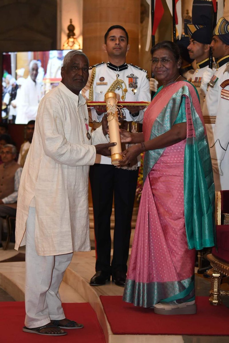 BandanaPreyashi's tweet photo. Even as Shri Kapildev Prasadji, #weaver from #baswanbigha #Nalanda district, #Bihar receives #PadmaShri from Hon’ble President of India,I feel happy that I am a proud owner of handloom #bawanbuti sarees &amp; bedcovers weaved by him. #sareelover #Biharcraft https://t.co/a9nnFqlQY9