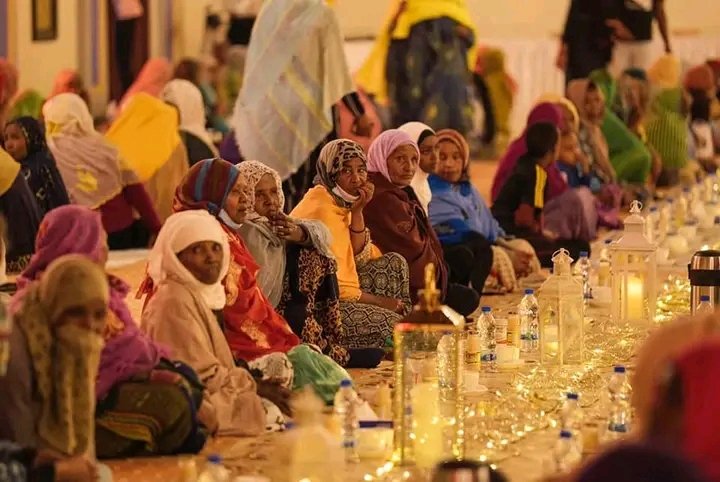 aa_prosperity's tweet photo. Prime Minister Abiy Ahmed hosted the annual Iftar dinner at the Grand Palace in honor of impoverished community members observing the Ramadan fast. https://t.co/nHG82FIi3P
