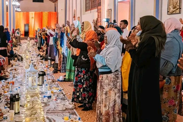 aa_prosperity's tweet photo. Prime Minister Abiy Ahmed hosted the annual Iftar dinner at the Grand Palace in honor of impoverished community members observing the Ramadan fast. https://t.co/nHG82FIi3P