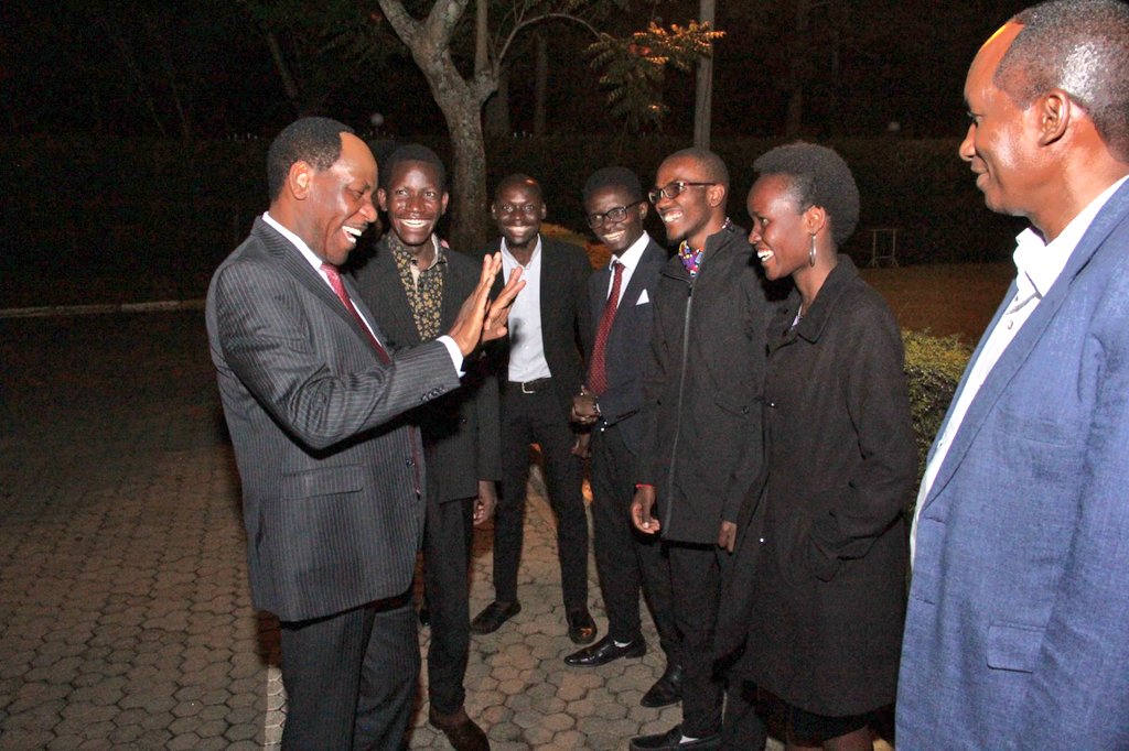 EzekielMutua's tweet photo. Warm reception by @KenyattaUni Christian Union 'Vuka Fit' Fianalists led by their Patron, Dr. David Nzuki this evening where I was honored to inspire them as they transit into the marketplace. https://t.co/MuRltRSM28