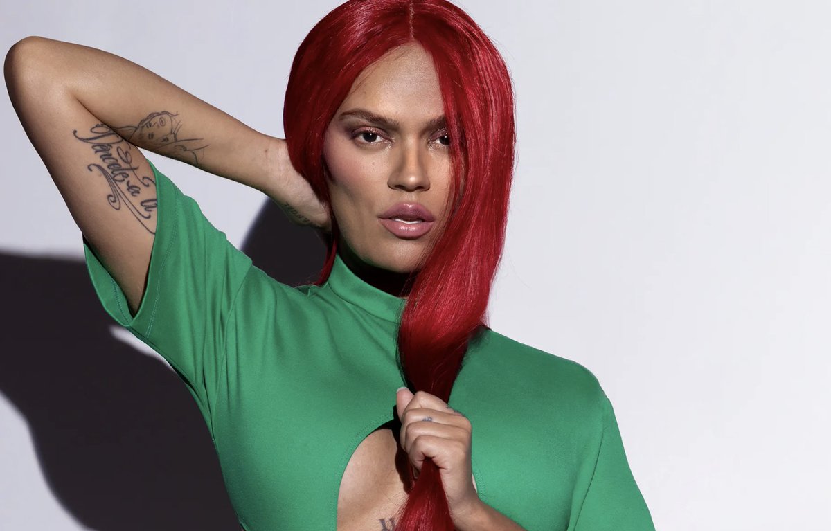 El día de hoy GQ presentó su nueva edición con una irreconocible Karol G en la portada. 
 
Y es el momento perfecto de hablar de una peligrosa tendencia que surgió en los 90: el llamado “heroin chic”. Así como de la poderosa respuesta de la misma Karol.

Abramos hilo. 🧵🪡