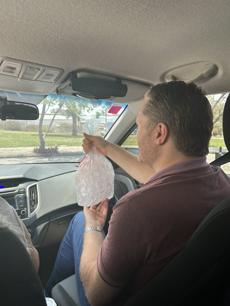 nancyale018's tweet photo. Cosas que realmente le impresionan a mi cuñado inglés , que en Mc le hayan regalado una bolsa de hielo… “strange suvenir” https://t.co/ql72IfWFSj