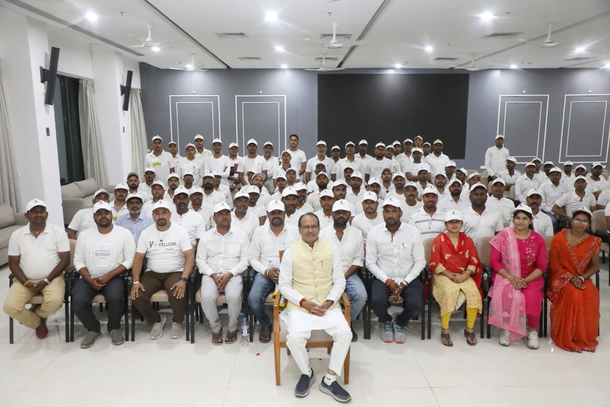 मुख्यमंत्री श्री <a href="/ChouhanShivraj/">Shivraj Singh Chouhan</a> ने आज निवास कार्यालय समत्व भवन में नरसिंहपुर जिले से पधारे ग्राम रोजगार सहायकों को संबोधित किया।