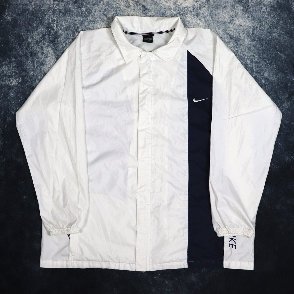 Vintage White & Navy Nike Windbreaker Jacket

ragkid.com/products/vinta…

#nike #vintagenike #vintagenikejacket #nikewindbreaker #nikejacket #vintagenikewindbreaker #vintagewindbreaker #ragkid