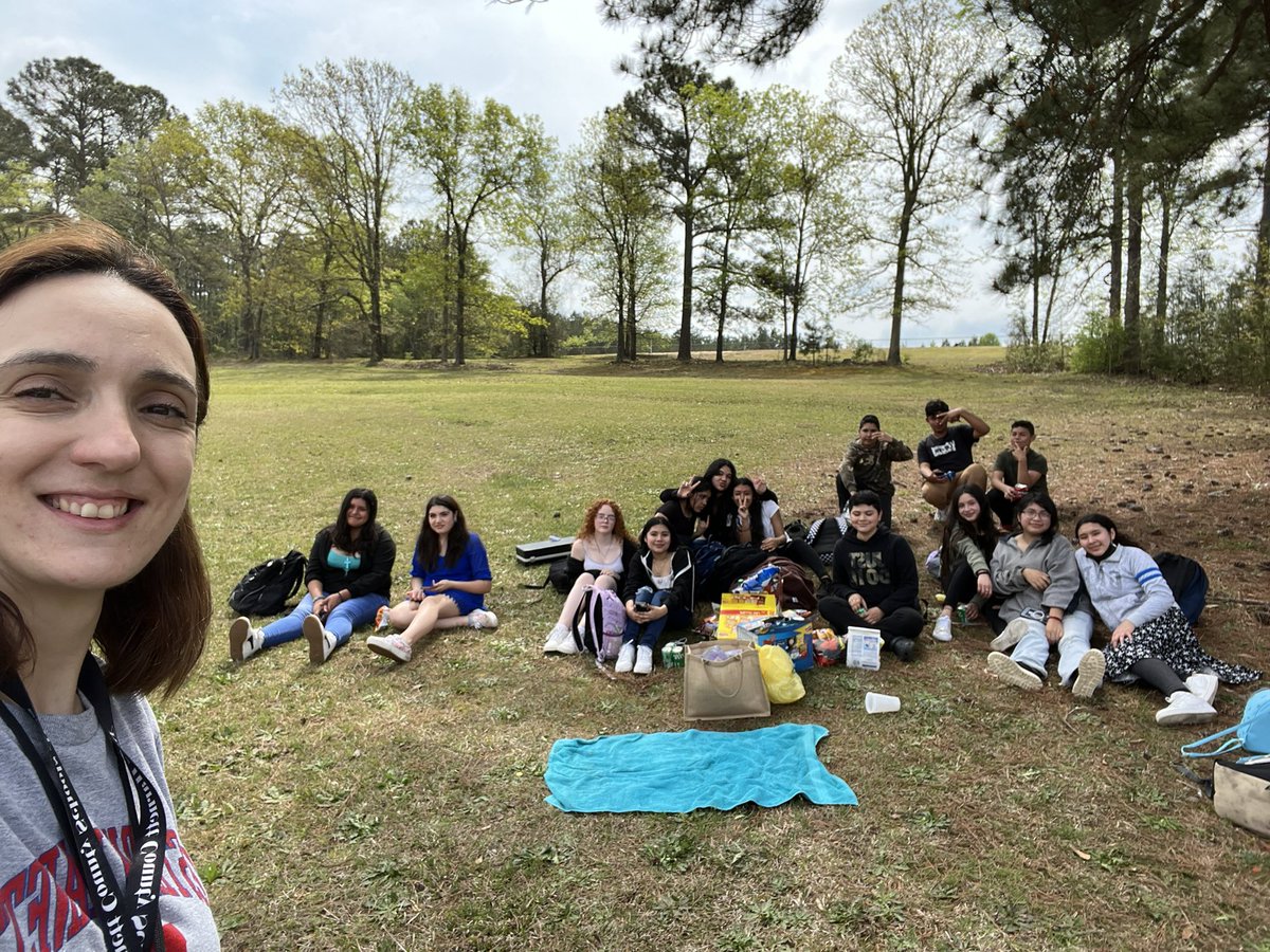 Valentinacub1's tweet photo. Picnic day to say: Hello Spring Break 🌸 https://t.co/GJ9QIv9M4E
