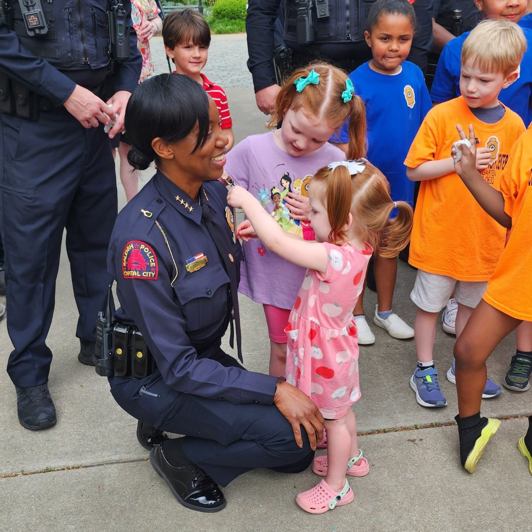 raleighpolice's tweet photo. Today was another successful Walk With A Cop event! RPD officers took a walk in Pullen Park with community members, and children took a train ride with the Chief!
#raleighpolicedepartment #walkwithacop #rpdstrong #pullenpark #cityofraleigh #community https://t.co/fr3BHZ7Qry