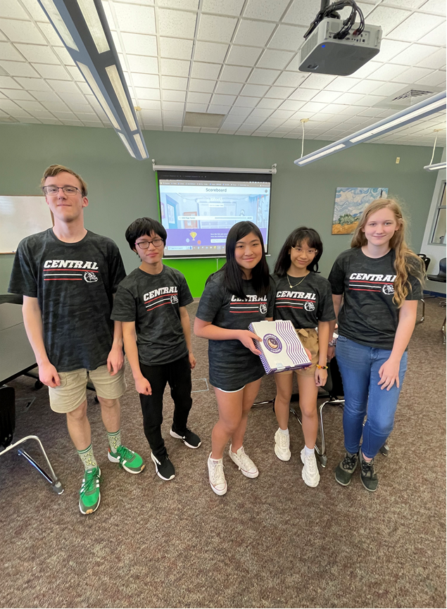 CHSLibrary1's tweet image. Yesterday these amazing students competed in the virtual HS Battle of the Books!

We don&apos;t know the results yet... but they worked so hard and they had a blast! (plus a yummy snack in between rounds @insomniacookies)

@CentralBulldog 
#chslibrary #spslib #SPSBoB