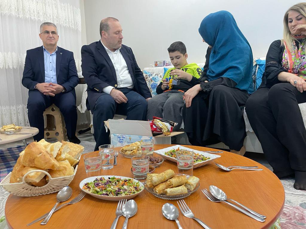 Kadın Kollarımızın çocuklar için hazırlamış olduğu mutluluk kolisini Kadın Koları Başkanımız <a href="/se_herkayrak/">se_her kayrak güler 🇹🇷</a> ile birlikte Ayten Dere hanımefendi ve çocuklarına hediye ederken iftarımızı da birlikte açmak nasip oldu.
