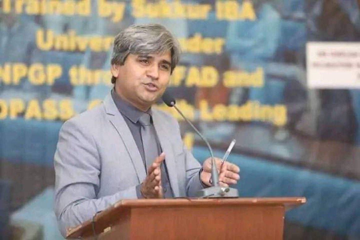 samrinahashmi's tweet image. یہ پروفیسر اجمل ساوند ہیں اور یہ سکھر IBA کے پروفیسر تھے 
PhD in Artificial Intelligence 
فرانس سے واپس آئے کہ اپنے لوگوں کو پڑھاؤں گا 
مگر سندھ میں تو نہ کوئی قانون ہے نا ہی آپ شکوہ کر سکتے ہیں۔ کشمور میں قبائلی دشمنی میں قتل کر دیا گیا۔ کس قدر نقصان ہے، ایک ذہین آدمی ، ملک کا…