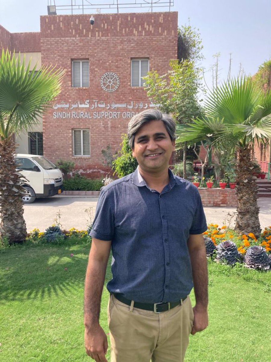 samrinahashmi's tweet image. یہ پروفیسر اجمل ساوند ہیں اور یہ سکھر IBA کے پروفیسر تھے 
PhD in Artificial Intelligence 
فرانس سے واپس آئے کہ اپنے لوگوں کو پڑھاؤں گا 
مگر سندھ میں تو نہ کوئی قانون ہے نا ہی آپ شکوہ کر سکتے ہیں۔ کشمور میں قبائلی دشمنی میں قتل کر دیا گیا۔ کس قدر نقصان ہے، ایک ذہین آدمی ، ملک کا…