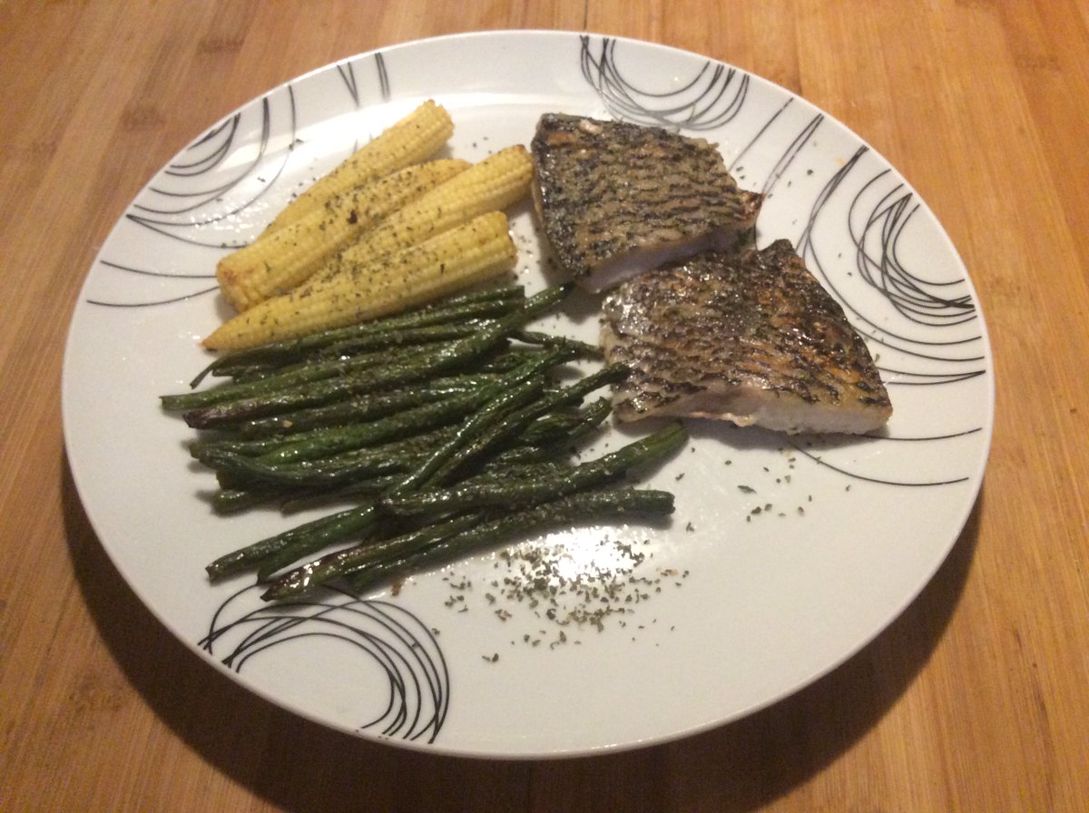 Charleston_Rat's tweet photo. Proper #ChefRat time! Piri-piri tilapia with roasted green beans and baby sweetcorn. I could have perhaps prepared one more side to make it more filling, but it still tasted good :-) https://t.co/raYwyZJ0hS