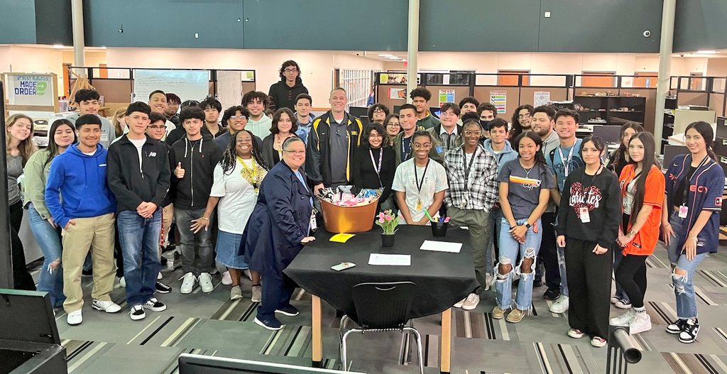 PapkeAndrew's tweet image. I am really feeling the love today! CTE teachers &amp;amp; students from the @cwhs_springisd Technology Tower put together a gift basket for me for AP Appreciation Week. 💛🖤💛🖤

Teachers are still the true heroes, though. They deserve all of the recognition!

#APWeek23 #NationalAPWeek
