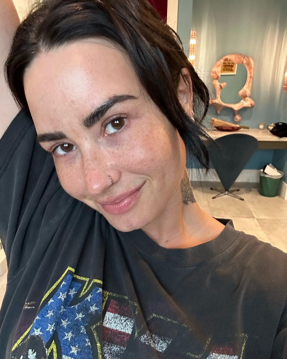 Only Demi Brasil tweet media