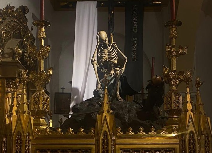 crimhistoria's tweet photo. El Triunfo de la Santa Cruz sobre la Muerte es un conjunto escultórico de 1691 que procesiona el Sábado Santo en Sevilla con la Hermandad del Santo Entierro . Conocido popularmente como "la Canina", se dice que Valdés Leal contribuyó a su diseño. https://t.co/6XvLfEExkH