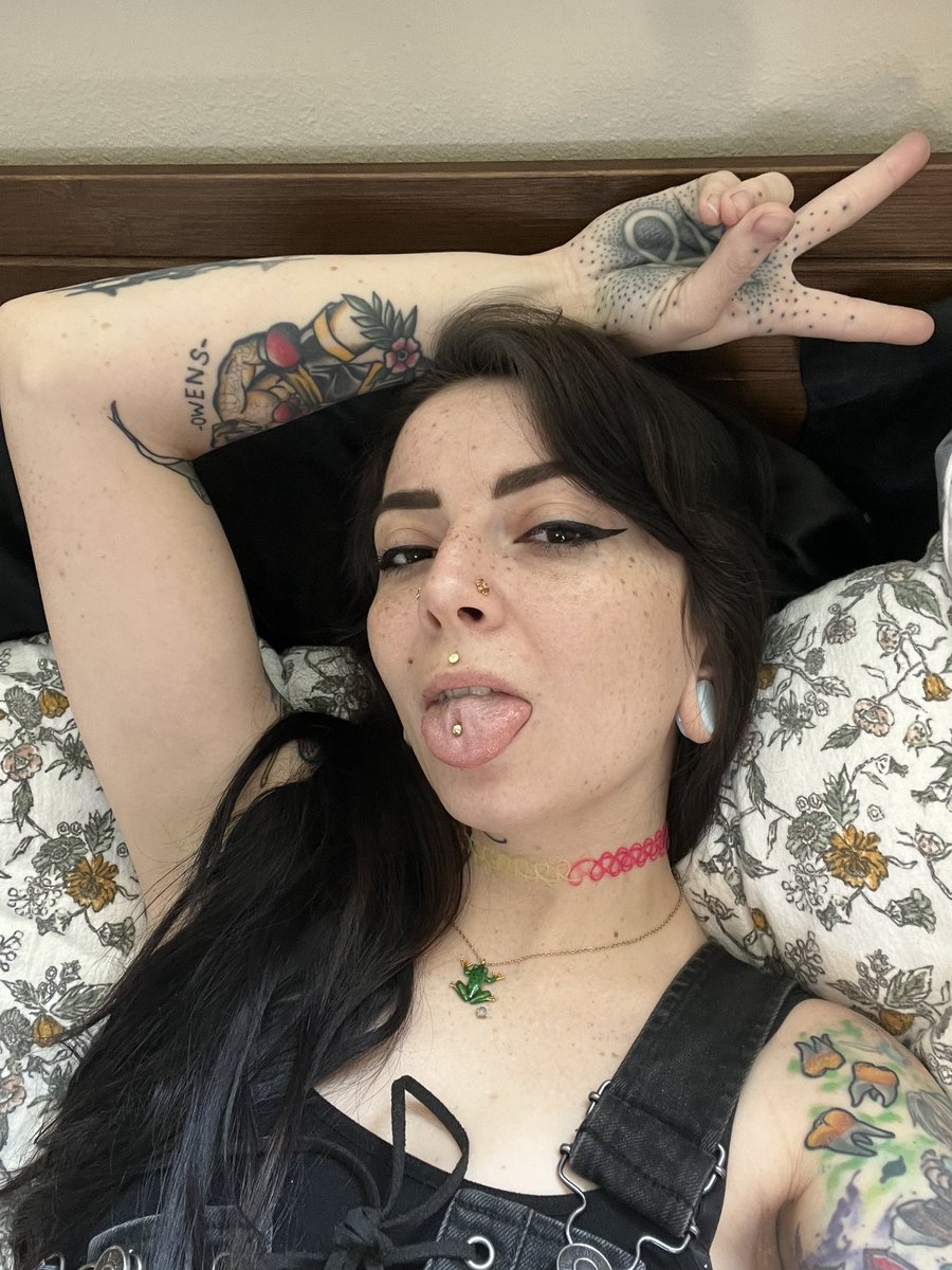 Leviathan on Twitter "Still my signature pose all these years later p"