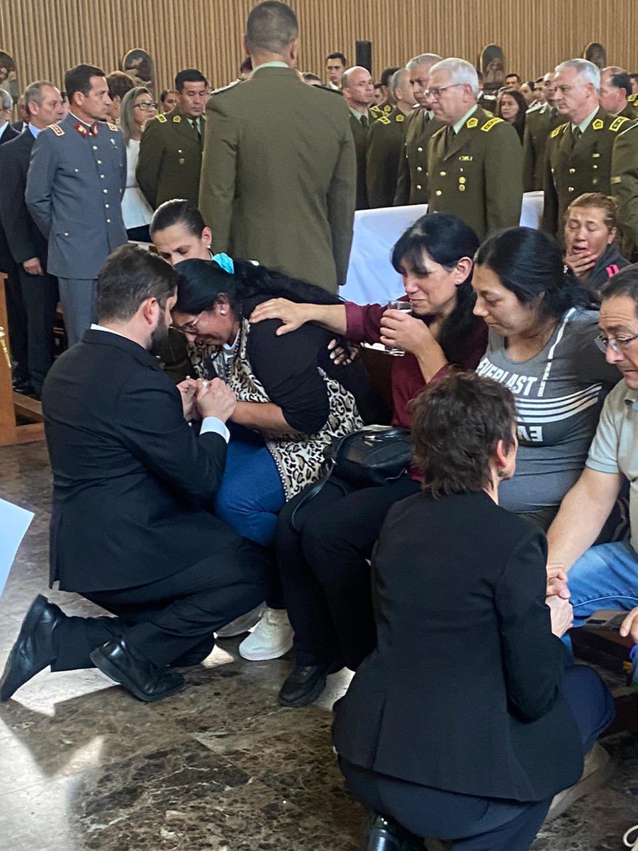 CapuchaCreativa's tweet photo. Algunos critican esta imagen. Es fuerte. Pero grafica la humildad del jefe de Estado, ante el insondable dolor de una madre #DanielPalma Es la forma del Presidente @GabrielBoric de pedir perdón a nombre del Estado, que ha fallado por décadas. https://t.co/PqMr0L9Wha