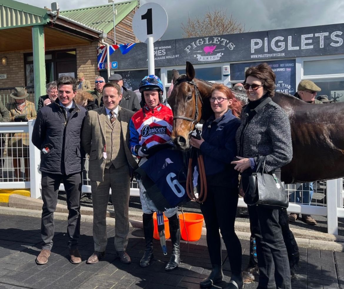 razglaws's tweet photo. @RacingPost Easy !!!
Robyndzone https://t.co/sSIjMPFgZd