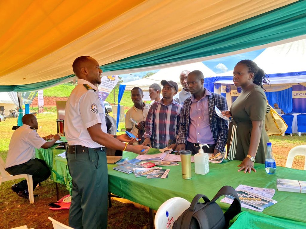 The <a href="/DCICUg/">Immigration Uganda</a> is participating in the week long Annual CBS PEWOSA Trade Fair that started yesterday 5th April 2023. We were privileged to have the Katikkiro of @BugandaOfficial <a href="/cpmayiga/">Charles Peter Mayiga</a> at our stall. He appreciated <a href="/DCICUg/">Immigration Uganda</a> for streamlining the passport process and services.