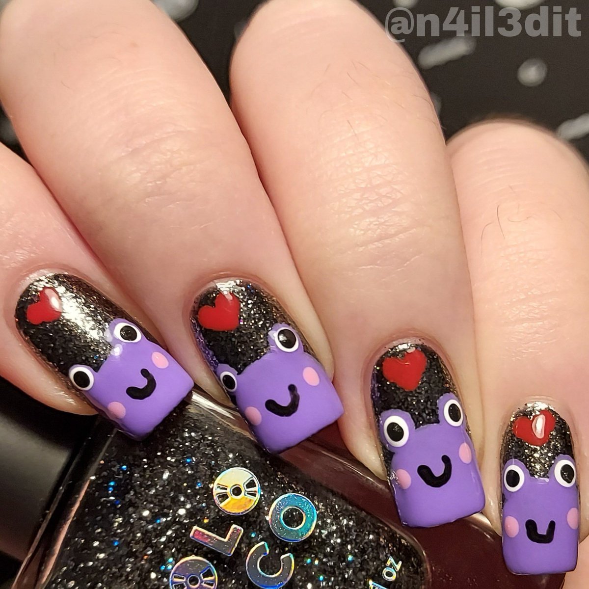 Holo #amethystkittens here ate some more froggies because they are so fun to create (4) 🫶💜

💜💜💜💜💜💜
Products from 
@holotaco @nailogical 
💜💜💜💜💜💜

#holotaco #holotacoblacklisted #holotacocombo #blackfrostedmetal
#frognails #frognailart #frog #frogs #purplefrog