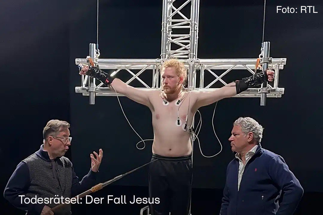 JJLFans's tweet photo. #Servicetweet Heute Abend könnt ihr @JanJosefLiefers und @michael_tsokos nach #Jerusalem begleiten. Sie stellen sich die Frage: „Wie starb #Jesus #Christus und wie konnte er auferstehen?“  In „Der Fall Jesus“ begebt ihr euch mit auf die Reise. 
𝟎𝟔.𝟎𝟒. | 𝟐𝟐:𝟐𝟓 | @RTL_com https://t.co/qkCjLWmyN2